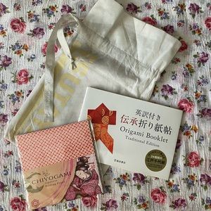 Japanese Origami book w/ extra Origami paper paquete